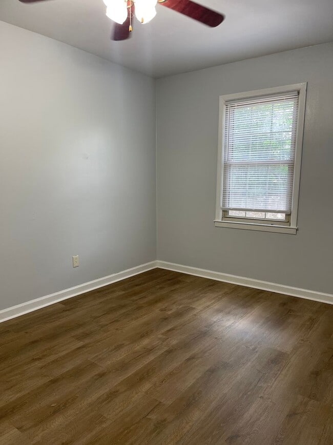 Building Photo - 2 bedroom, 1 bath apartment in small complex on Hill Street! Walking distance to Normal Town, Dow...