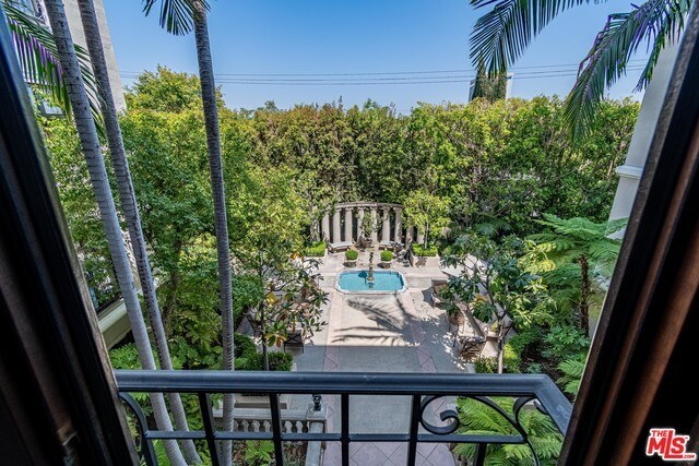 Building Photo - 316 N Rossmore Ave