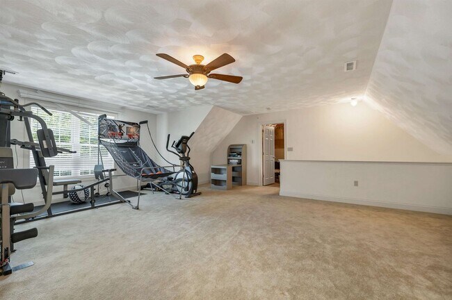 Building Photo - 8 Hemlock Ln