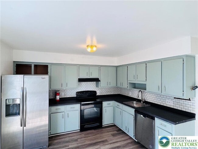 Building Photo - 235 Vista Dr