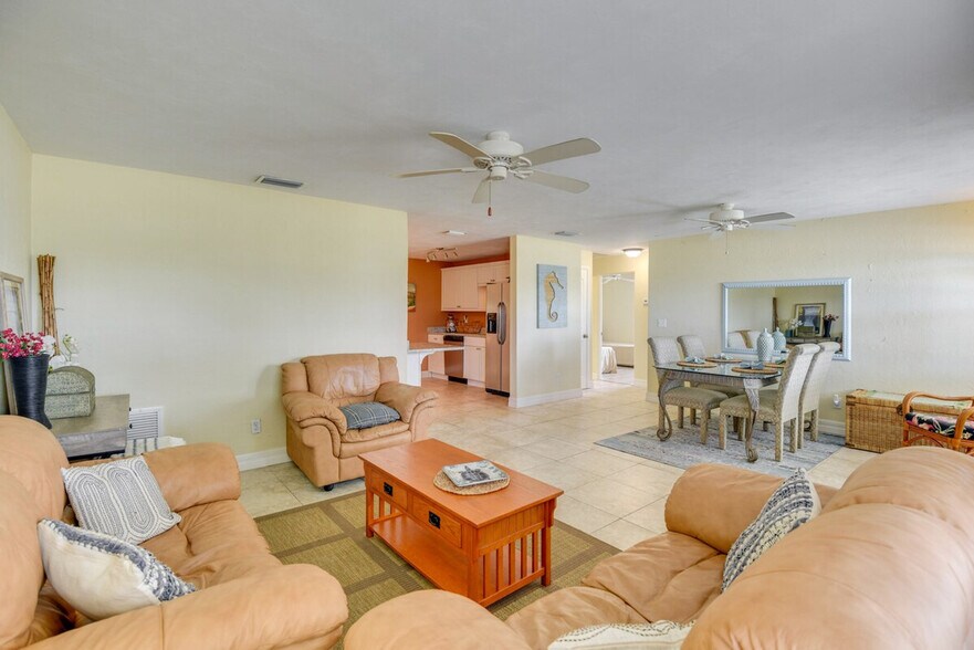 Building Photo - 8 Tropical Dr