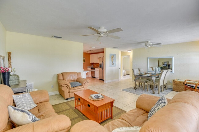 Building Photo - 8 Tropical Dr