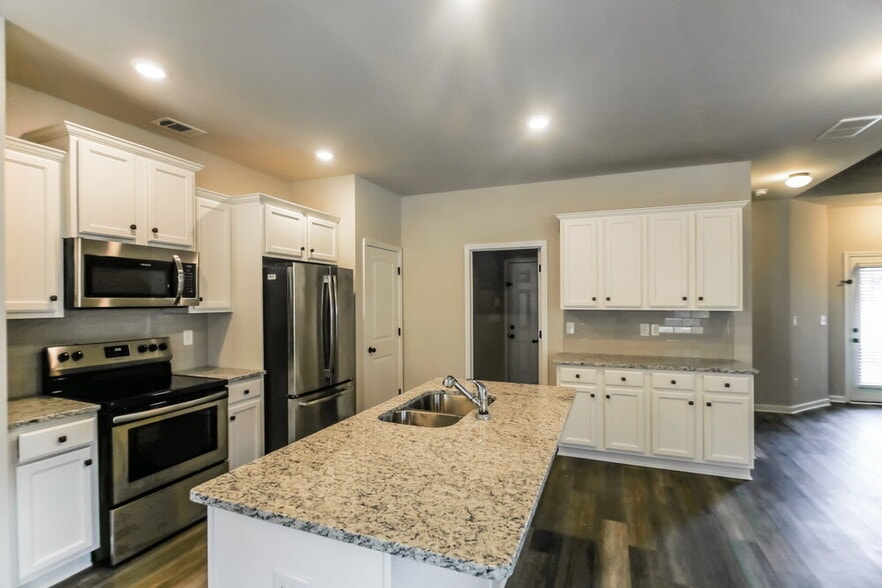 Building Photo - 140 Magnaview Dr