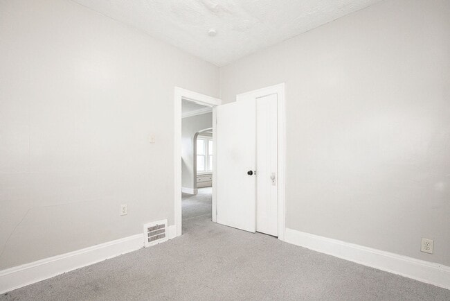 Building Photo - 5 BED 2 BATH BEAUTIFUL SINGLE FAMILY HOME ...