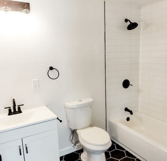 Building Photo - Gorgeous newly remodeled one 2 bedroom one bath condo