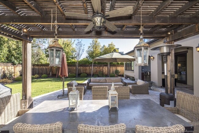 Building Photo - 5 Bed, 4.5 Bath Executive Home w/ Designer...