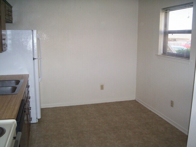 Building Photo - 2205 Botanical Dr