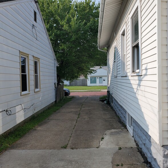 Building Photo - 6805 Flowerdale Ave