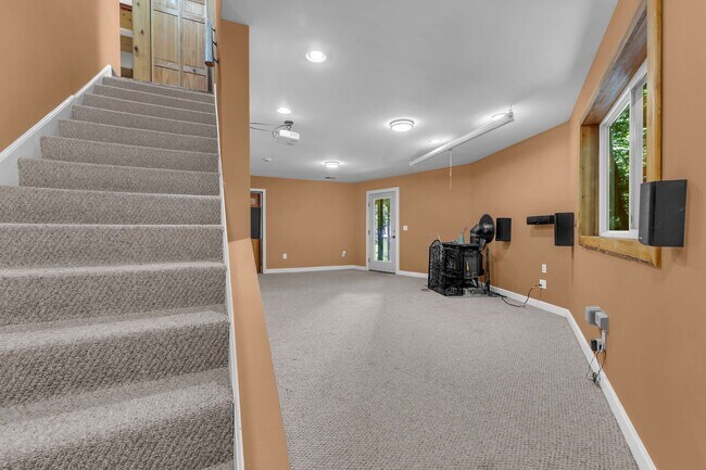 Building Photo - One-of-a-Kind 4 BR Retreat on Nearly 13 Pr...