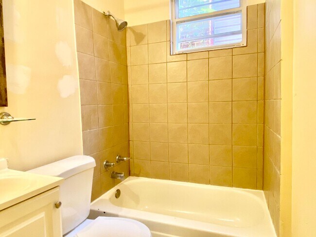 Building Photo - Spacious 2 Bed Plus Den - 1 Bath - Capitol...