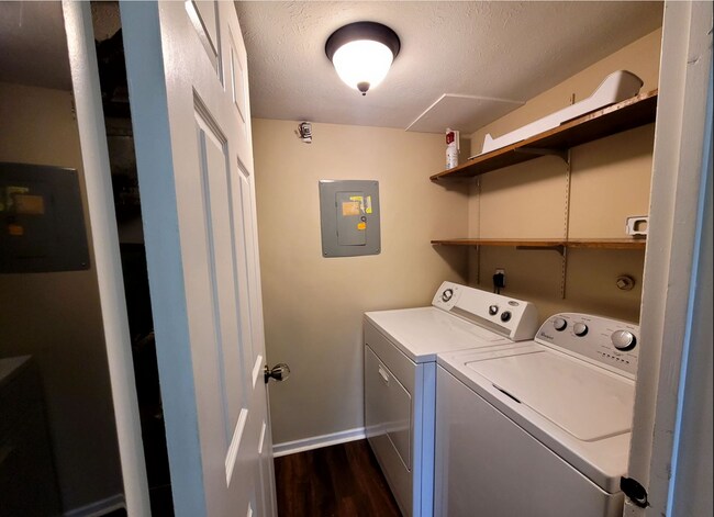 Building Photo - 2 bed 2.5 bath Townhouse condo in Butler Township