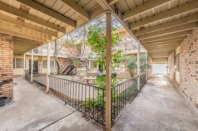 Building Photo - Updated Two Bedroom and One and Half Bathrooms apartment upstairs in the Cultural District!