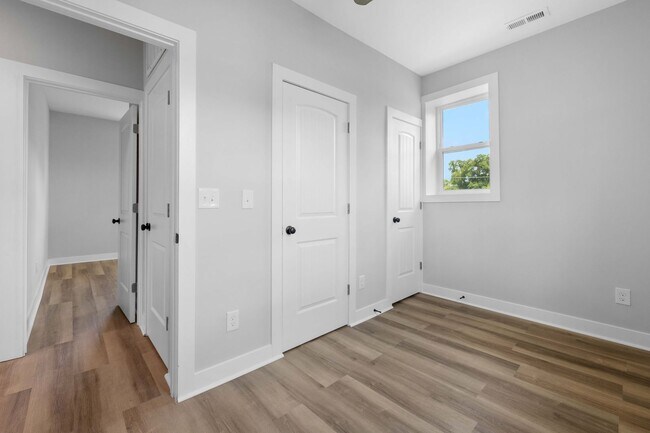 Building Photo - Newly renovated 4 bed 2.5 bath, located in heart of downtown Wilmington