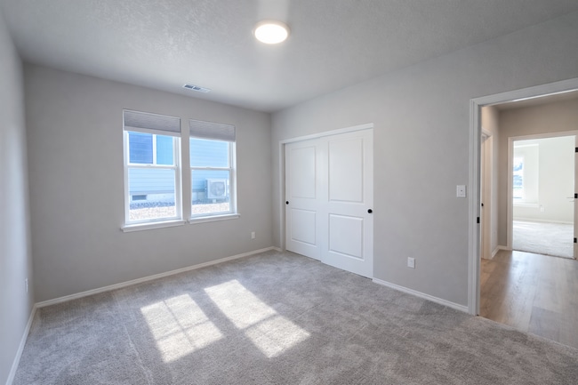 Building Photo - SOUTHRIDGE HOME! Modern Comfort Meets Everyday Convenience!