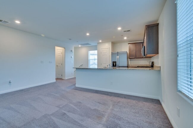 Building Photo - SE!!  Gated!! Community Pool!! Clubhouse!! Fitness Center!! Up Graded Appliances!!! 2 Car Garage!!