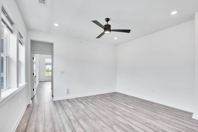 Building Photo - 3201 Zach Scott St