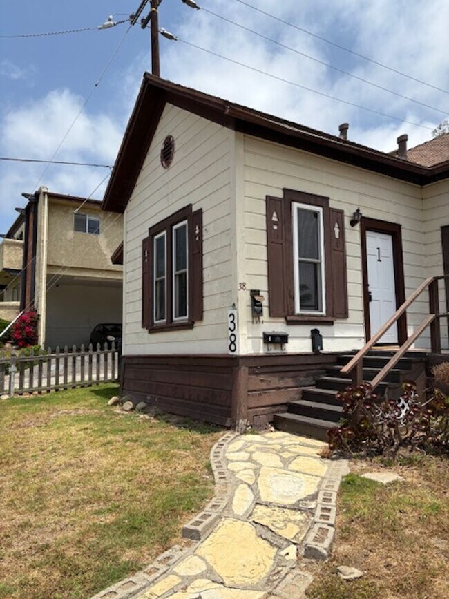 Building Photo - Studio in Downtown Ventura, close to beach!