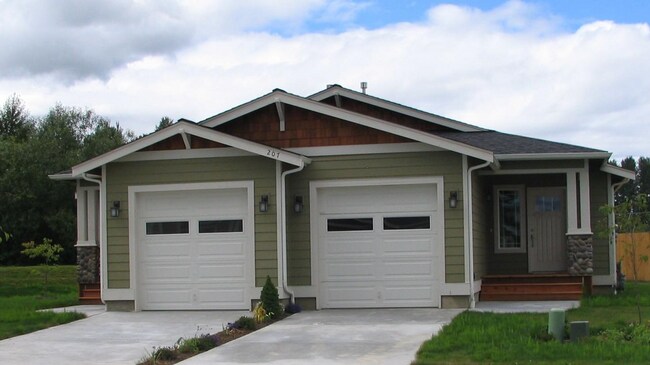 Primary Photo - 207 Walnut Grove Ct