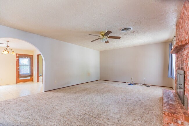 Building Photo - 3 Bedroom 2 Bath Home