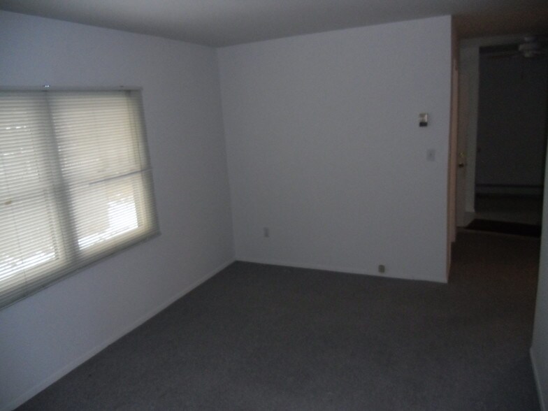 Building Photo - 31 Oaktree Dr