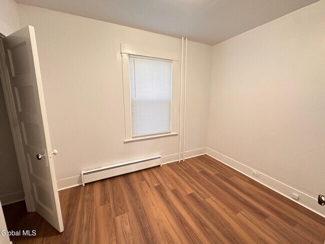 Building Photo - 33 Morris St