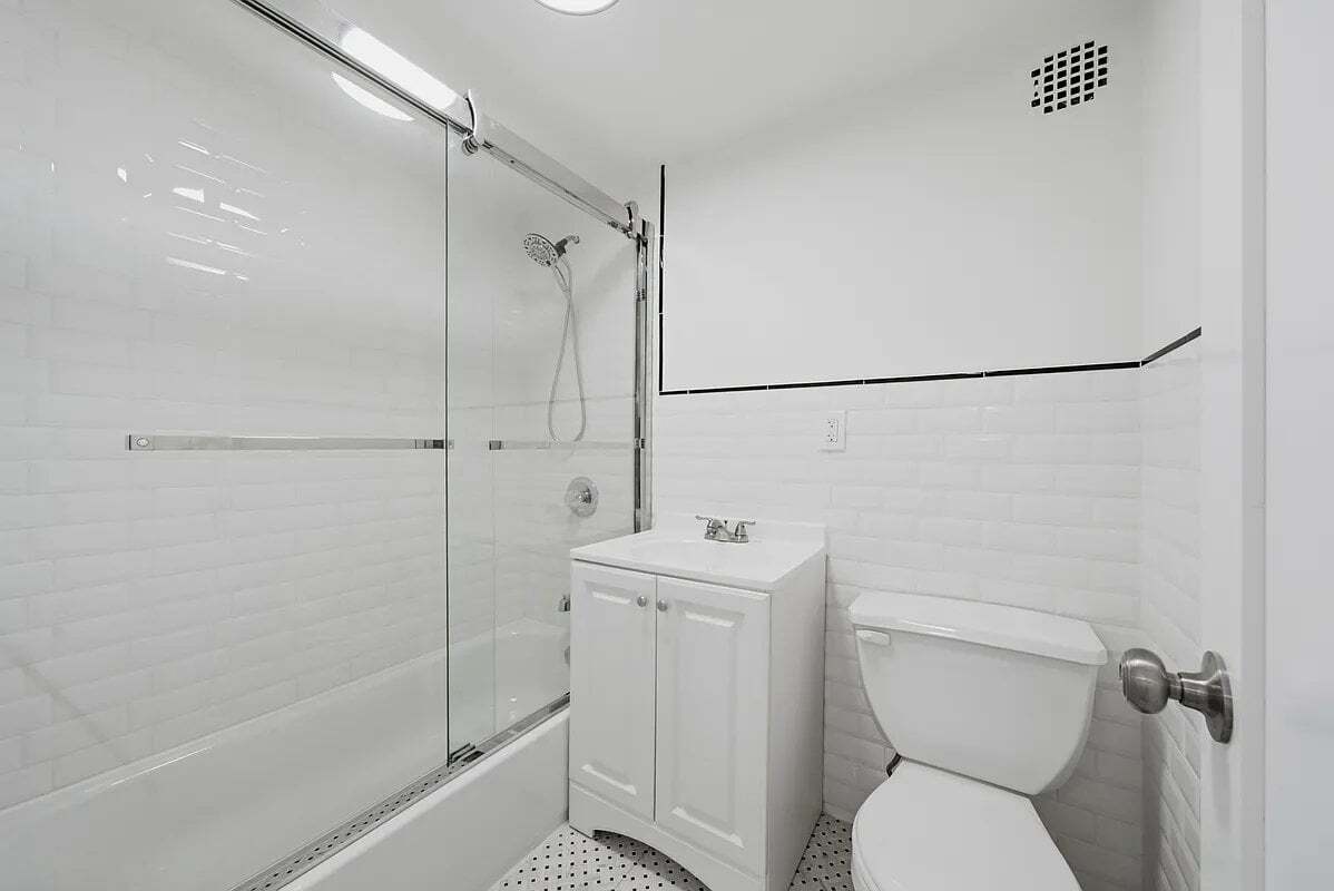 Building Photo - 300 E 96th St
