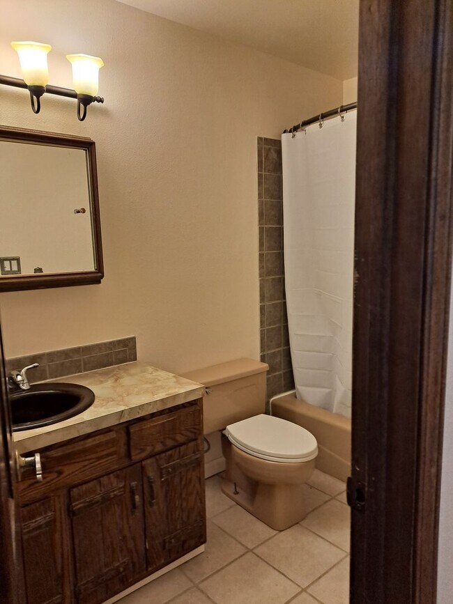 Building Photo - ALL PROSPECTIVE TENANTS MUST SUBMIT A $58 ...