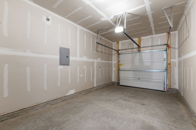 Building Photo - Modern 3-Bedroom Townhome Near Downtown Du...