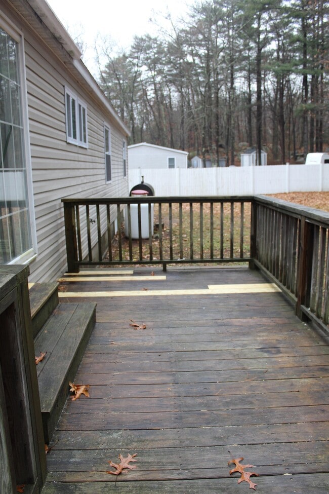 Building Photo - 6 Laura Ln