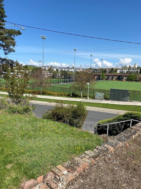 Building Photo - 1933 NE Valley Rd