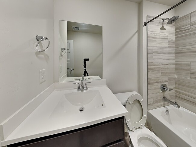 Building Photo - 3420 moraine dr