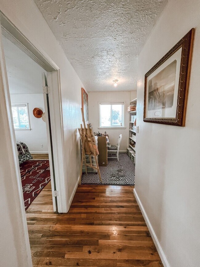 Building Photo - Stylish home ready for comfortable living