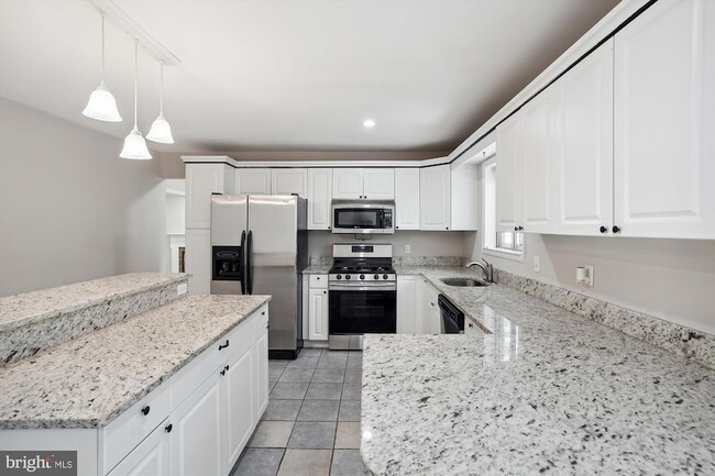 Building Photo - 8501 Canterbury Dr