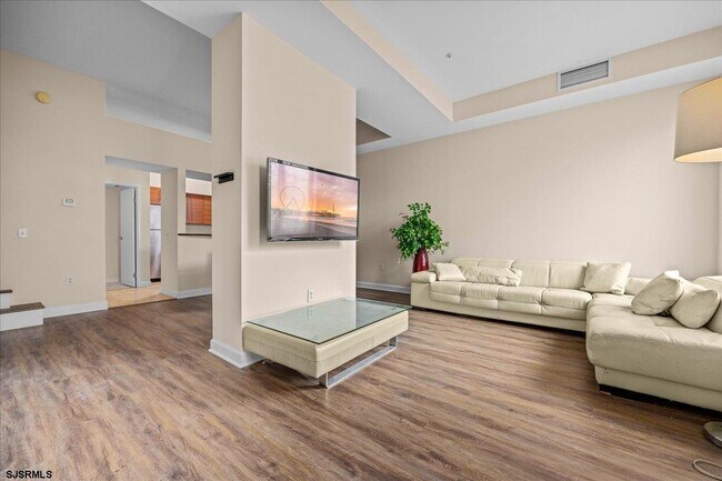 Building Photo - 526 Pacific Ave