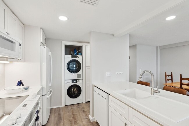 Building Photo - Fully Furnished Oceanfront 2 bed/2 bath