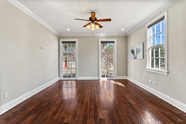 Building Photo - Gorgeous 3BD/3.5BA Uptown Home with A Large Fenced in Backyard