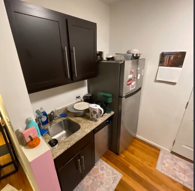 Building Photo - 685 W Wrightwood Ave