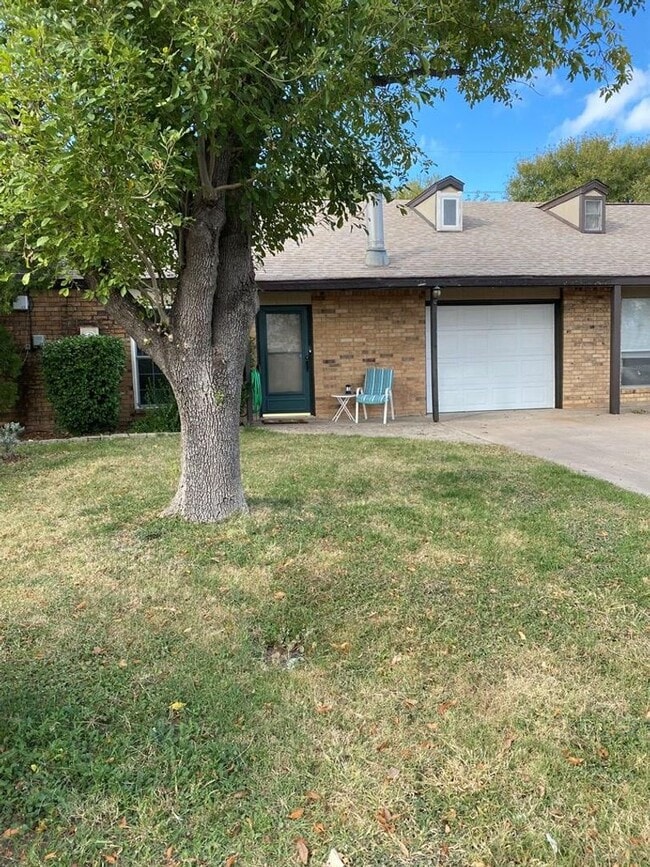 Building Photo - SPACIOUS 3 bedroom 2 bath Townhome COMING SOON!