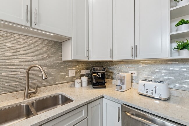 Building Photo - 1527 W Pearson St