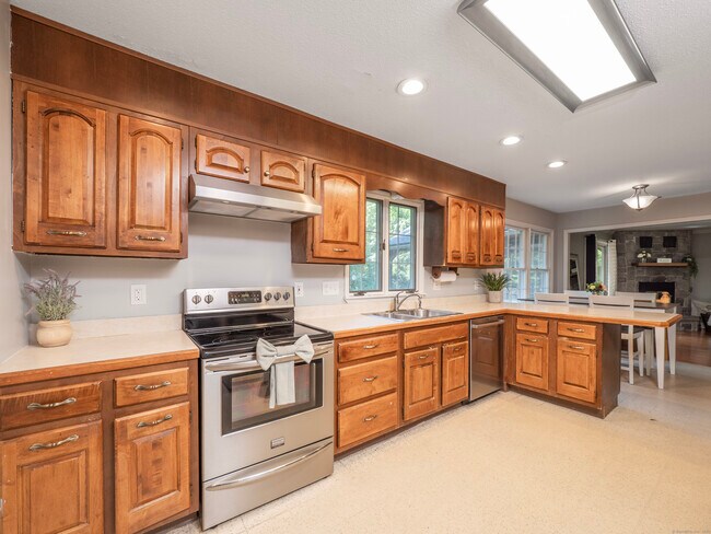 Building Photo - 31 Carriage House Dr