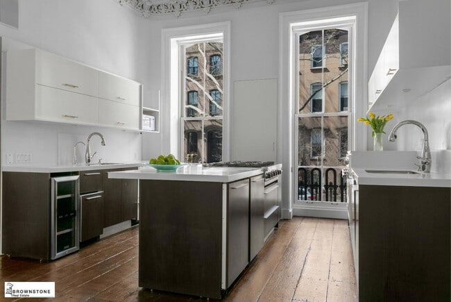 Primary Photo - 471 Henry St