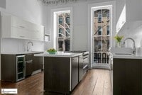 Building Photo - 471 Henry St