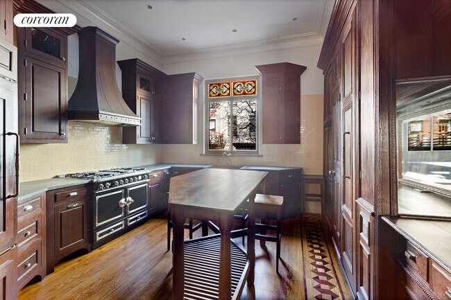 Building Photo - 555 3rd St