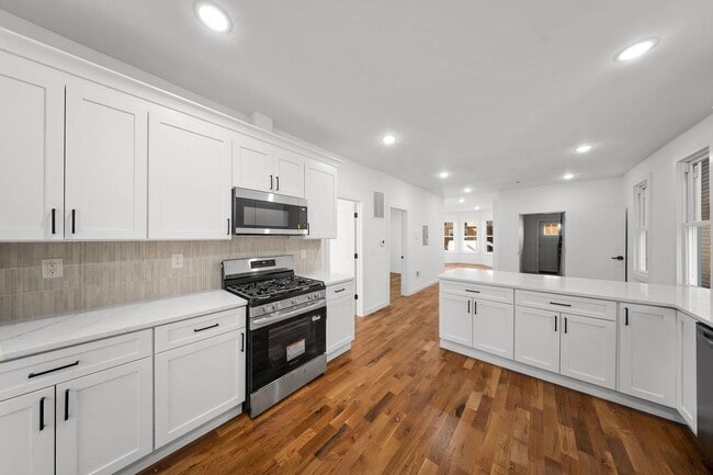 Building Photo - 319 William St