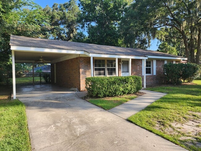 Building Photo - Available Mid August- 3bd, 2ba home with C...