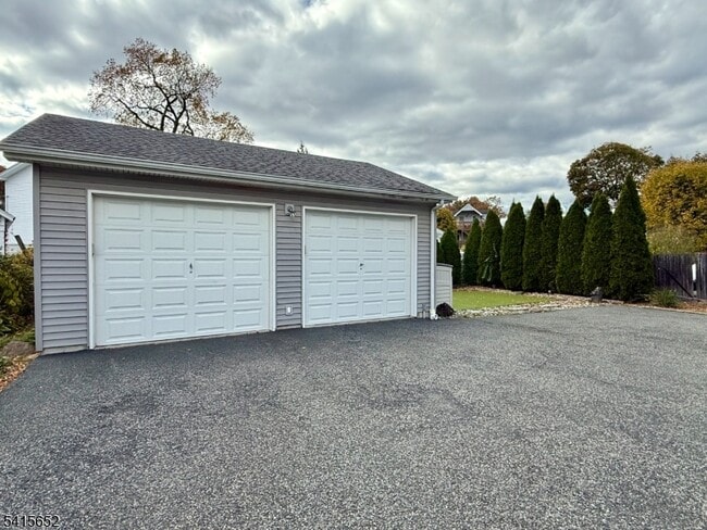 Building Photo - 8 William St