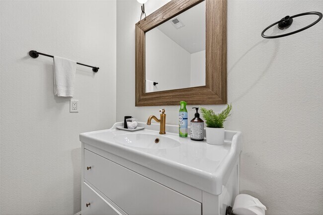 Building Photo - 2212 Rosewood St