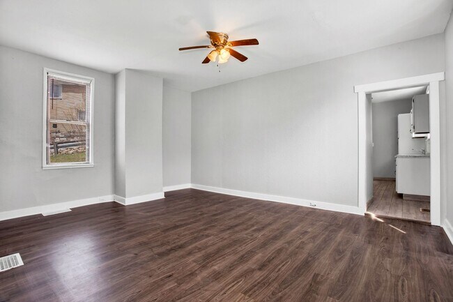 Building Photo - Updated 3 Bedroom 1 Bath with Off Street P...