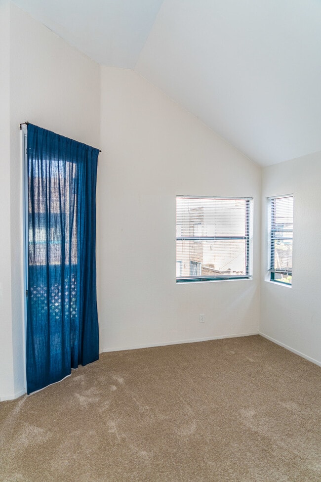 Building Photo - Great 2 Bedroom condo in UTC!
