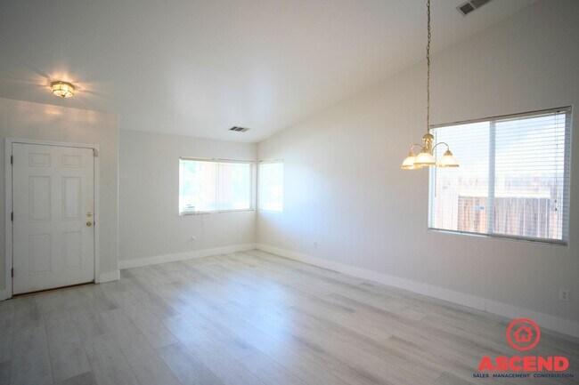 Building Photo - Lovely Home in Southwest Bakersfield!-SOLA...